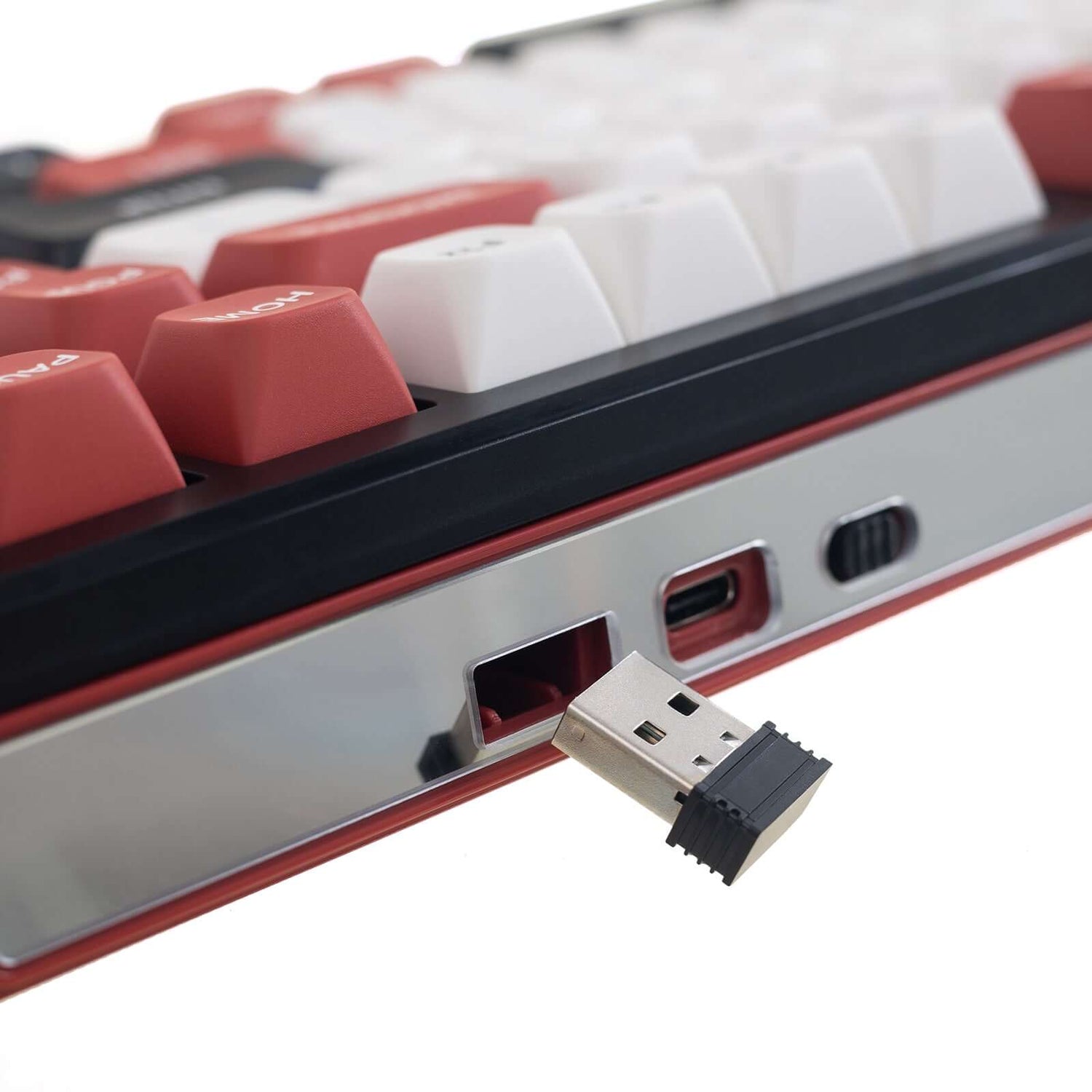 Gamakay Tk101 QMK wireless mechanical keyboard with number pad  suport tri-mode connections. There are 2.4g usb, type c slot, and the Bluetooth switch. The baterry is 4000mah.