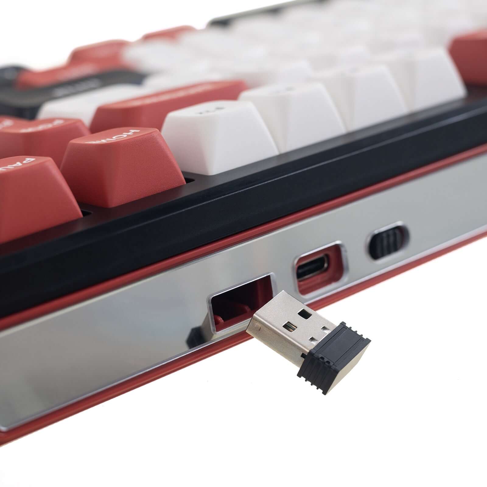 Gamakay Tk101 QMK wireless mechanical keyboard with number pad suport tri-mode connections. There are 2.4g usb, type c slot, and the Bluetooth switch. The baterry is 4000mah.