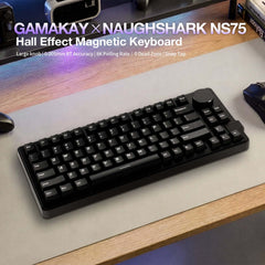 Hall Effekt Tastatur Gamakay x NaughShark NS75 mit 0,005 mm Reaktionszeit und 8 kHz Abtastrate auf Schreibtisch.