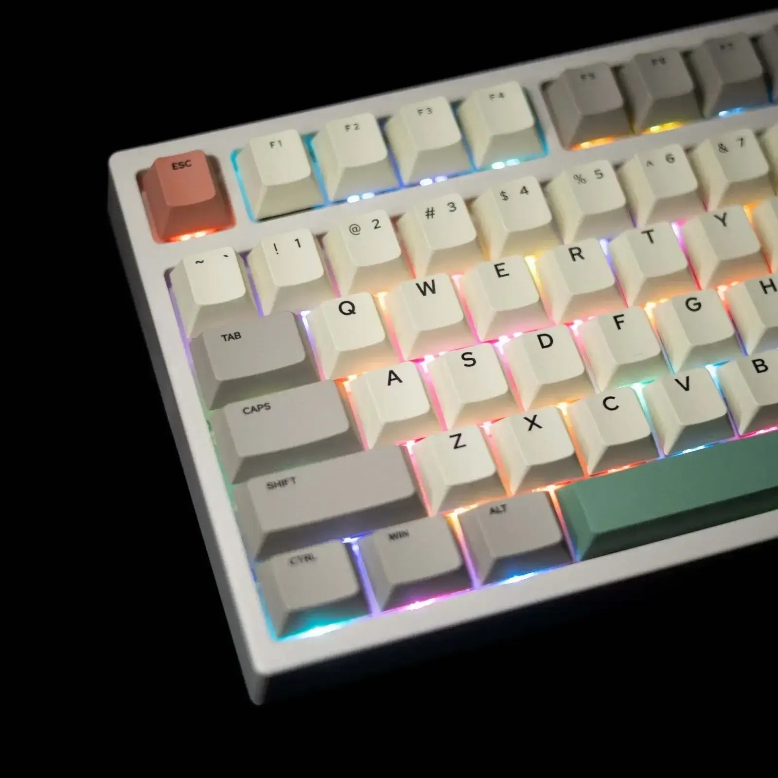 This is the gamakay TK75SE mechanical keyboard left side, with the Esc key in red on the left and the fuctional keys such as tab caps shitf in grey; the space bar is in greed. The keycaps style is retro. The keyboard is with the black blackground